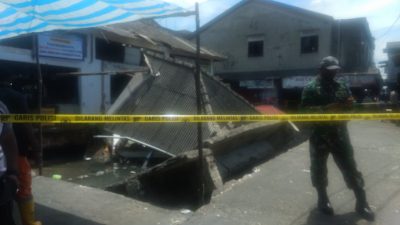 Pasar Ikan Kembali Roboh, Anak Kecil Tangannya Terjepit Robohan Beton