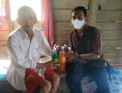 Kepala Desa Keton Berbagi Air Kaleng Ke Warga Gunakan Uang Pribadinya