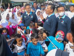 Menkes Budi dan Gubernur Ansar Tinjau Langsung Imunisasi Anak di Kampung Bulang