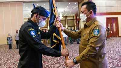 Ansar Ahmad Kukuhkan Pengurus Karang Taruna Kepri