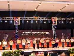 Rapat Rakornas Keuangan Daerah 2022, Bupati Bengkalis Terima Penghargaan dari Kemendagri