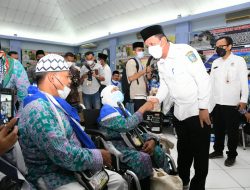 449 JCH Embarkasi Batam Kloter Pertama Dilepas Oleh Gubernur