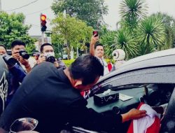 Hujan-hujanan Ansar Pimpin Pembagian 1500 Bendera Merah Putih