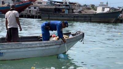 Sat Polair Tanjungpinang Lakukan Goro Bersihkan Pesisir Pantai