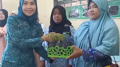 Usai Petani Milenial, Kini Hafizha Serahkan 1.000 Bibit Cabai Bagi Kelompok Wanita Tani