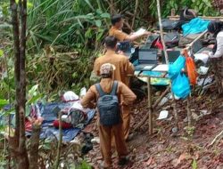Pelajar SDN Desa Mentude Ujian di Hutan Karena Tidak Ada Internet