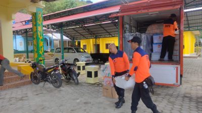 Adi Prihantara Serahkan Langsung Bantuan Untuk Bencana Banjir di Natuna
