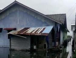 Air Pasang Disertai Hujan, Sebagian Rumah Warga Tenggelam