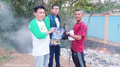 Ramadhan, AMK Kepri Berbagi Rezeki ke Pekerja Limbah Sampah