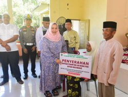 Kasmarni Serahkan Bantuan Penampung Air Hujan