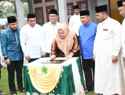 Kasmarni Bagikan Santunan di Kecamatan Bathin Solapan