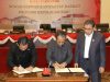 Ketua DPRD Kepri, Jumaga Nadeak dan Gubernur Kepri menandatangani hasil rapat pembahasan akhir dari Banggar atas Ranperda LPP-APBD Provinsi Kepri./dokdprdkepri
