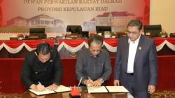 Ketua DPRD Kepri, Jumaga Nadeak dan Gubernur Kepri menandatangani hasil rapat pembahasan akhir dari Banggar atas Ranperda LPP-APBD Provinsi Kepri./dokdprdkepri