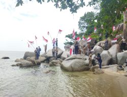 Polres Bintan Kibarkan Ribuan Bendera Merah Putih di Pantai Senggiling