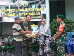Lansia di Tambelan Terima Bantuan Sembako