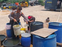 Polresta Tanjungpinang Bagi-bagi Air Bersih kepada Masyarakat