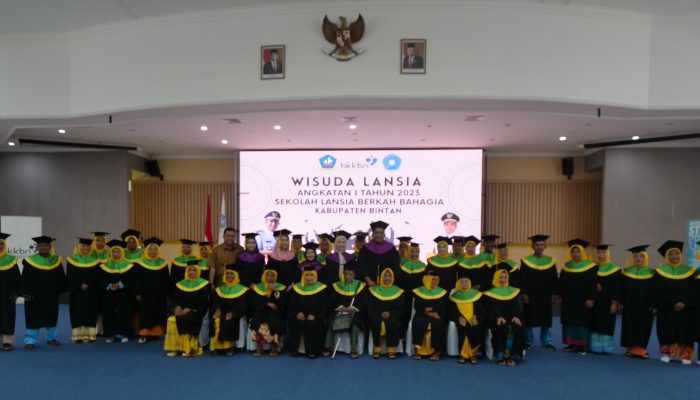 Roby Hadiri Wisuda 34 Lansia di Bintan