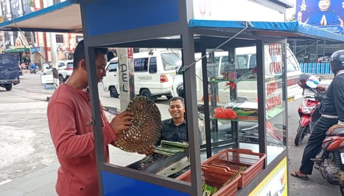 Momen Idul Fitri Bikin Sumringah Pedagang Otak-otak