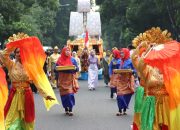 Kendaraan Hias Dekranasda Bintan Meriahkan Parade Defile HKG PKK ke-52 di Kota Solo