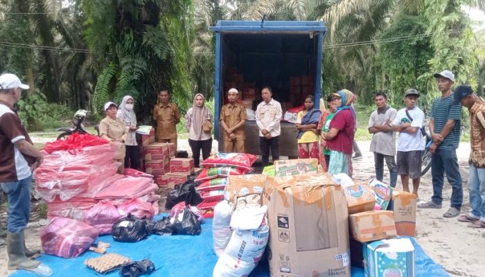 Bupati Kasmarni melalui Dinas Sosial Bengkalis Salurkan Bantuan di Desa Pamesi, Pasca Kebakaran