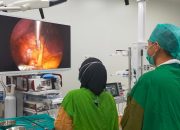 Operasi Laparoskopi Kista Ginjal Perdana di RSUD RAT Sukses Dilakukan dr. Erlan Jaya, Sp.U dan Tim