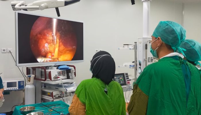 Operasi Laparoskopi Kista Ginjal Perdana di RSUD RAT Sukses Dilakukan dr. Erlan Jaya, Sp.U dan Tim