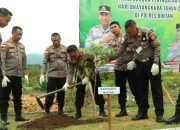 HUT Bhayangkara ke 78 Polres Bintan Tanam Pohon dan Beri Bantuan Perkebunan ke Petani