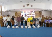 Bupati Bintan Tegaskan Komitmen Pemerintah untuk Hadir di Tengah Masyarakat Lewat Pembagian Paket Sembako