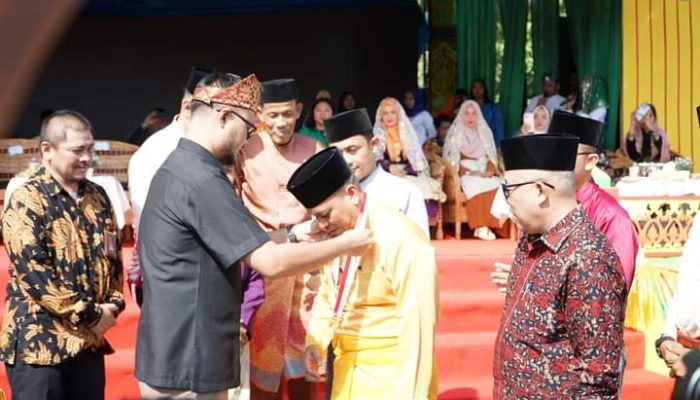 Kilas Balik : Nizar Membawa Tudong Manto Raik Rekor Muri Nasional dan Dunia
