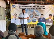 Bupati Roby Serahkan 10 Unit Kapal Fiber 1 GT dan 10 Unit Kapal Fiber Ketinting