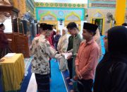 Pengurus Masjid Al-Mubarak Desa Senggoro Berikan Santunan ke Anak Yatim