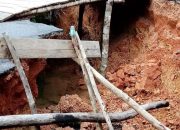 Jalan di Desa Kelumu Terputus, Warga Diminta Berhati-Hati