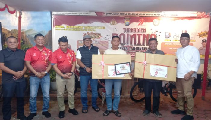 Kapolresta dan Walikota Tanjungpinang Menyerahkan Hadiah Para Juara Turnamen Domino Hut Bhayangkara Ke-79