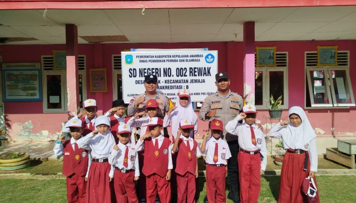 Anak-Anak SDN 002 Rewak Antusias Sambut Kehadiran Bhabinkamtibmas, Dapat Sosialisasi Bahaya Bullying
