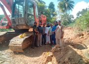 Anggota DPRD Anambas Ellisya Tinjau Pembangunan Jalan Penghubung Teluk Kaut–Atap di Jemaja
