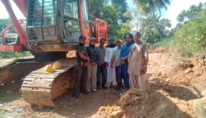 Anggota DPRD Anambas Ellisya Tinjau Pembangunan Jalan Penghubung Teluk Kaut–Atap di Jemaja