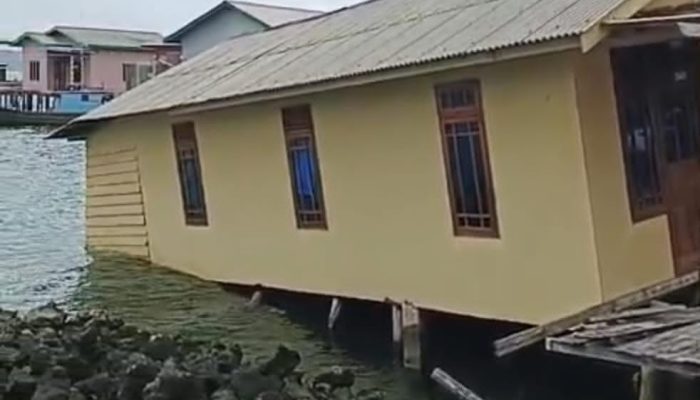 Rumah Warga Palmatak Roboh karena Air Rob, Pemilik Akui Kelalaian