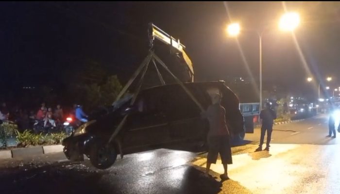 Kurang Jaga Jarak, Avanza Tabrak Truk Tangki Saat Penyiraman Taman