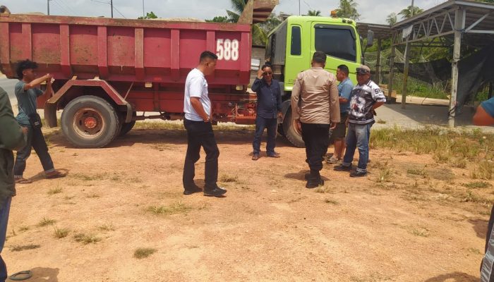 Warga Hentikan Truk Dragon Angkut Pasir, Jalan dan Jembatan Rusak Mengancam