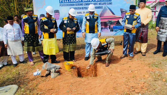 Bupati Aneng Resmi Letakkan Batu Pertama Gedung LAM Anambas, Simbol Kebangkitan Budaya Melayu