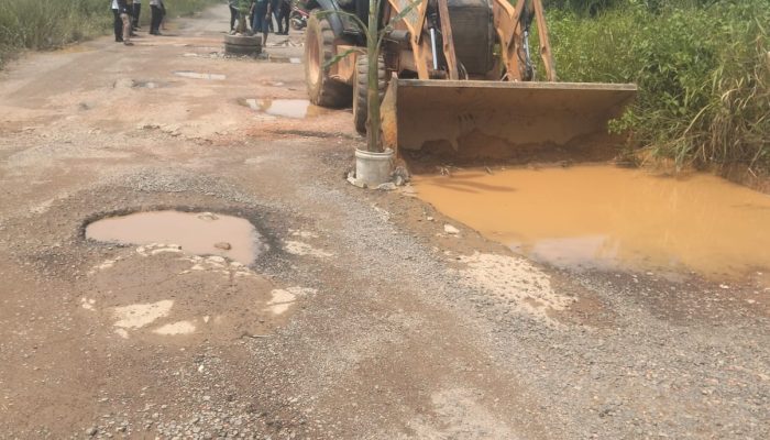 Keluhan Jalan Rusak Puluhan Tahun Tak Kunjung Ditangani, Warga Gunung Kijang Gelar Aksi Protes