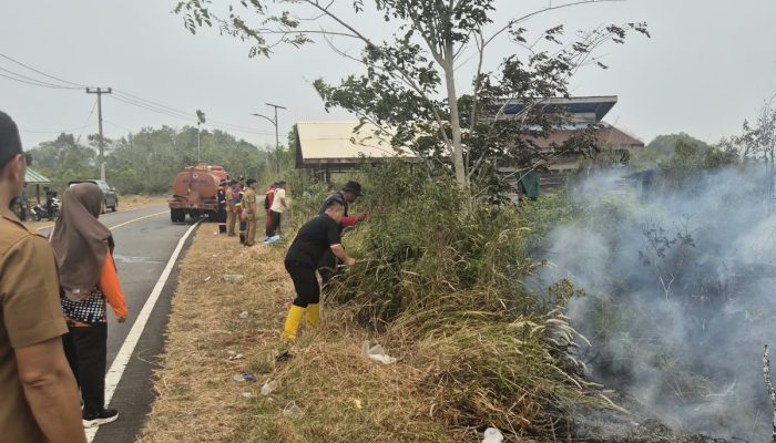 Bupati Lingga Berjibaku Padamkan Karhutla di Sungai Besar