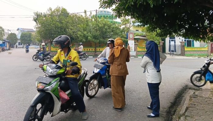 Kabut Asap Selimuti Tanjungpinang, Kepala Puskesmas Turun Langsung Bagikan Masker