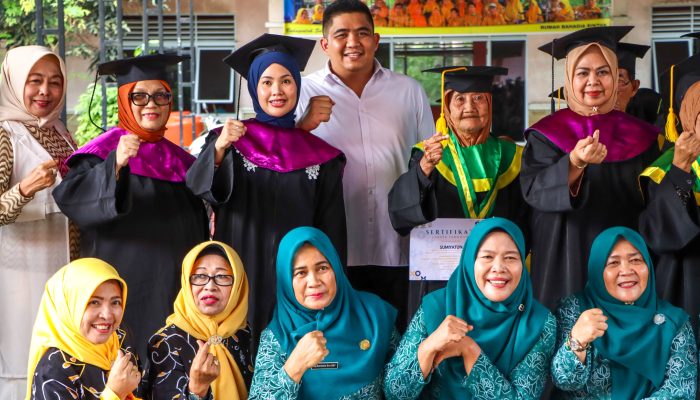 37 Lansia Bintan Wisuda, Peserta Sekolah Lansia Capai 336 Orang